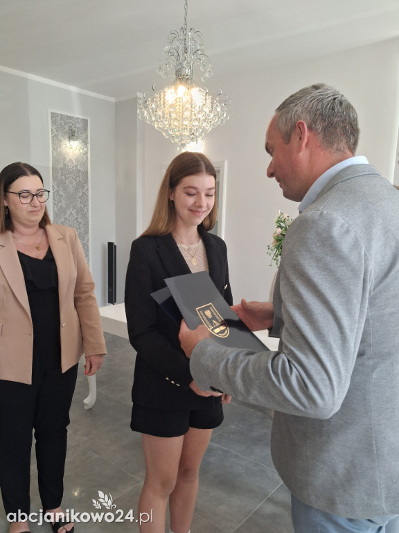 Stypendia za osiągnięcia artystyczne, sportowe i naukowe wręczone w Janikowie