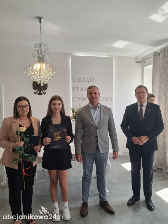 Stypendia za osiągnięcia artystyczne, sportowe i naukowe wręczone w Janikowie