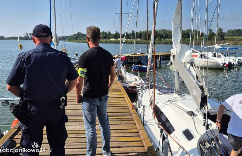 Służby zawsze pomocne na wodzie. Tak było na regatach w Łącku [FOTO]