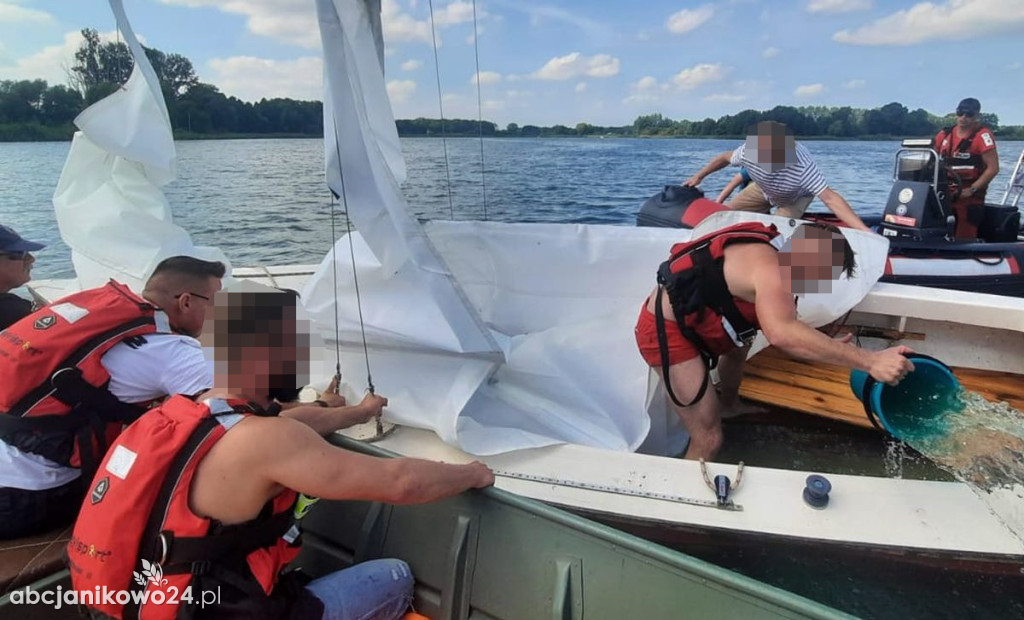 Służby zawsze pomocne na wodzie. Tak było na regatach w Łącku [FOTO]