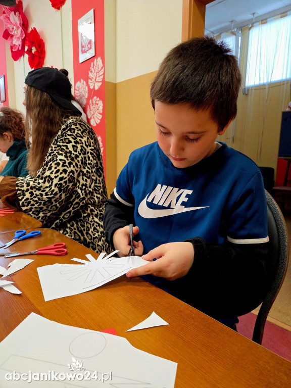 Janikowo. Kotyliony na Święto Niepodległości wykonane przez seniorów i dzieci