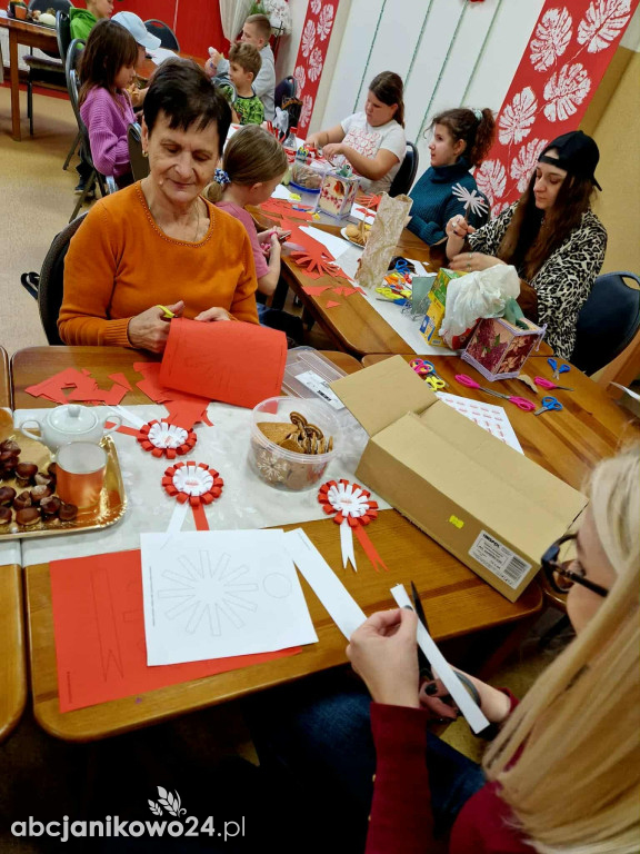 Janikowo. Kotyliony na Święto Niepodległości wykonane przez seniorów i dzieci