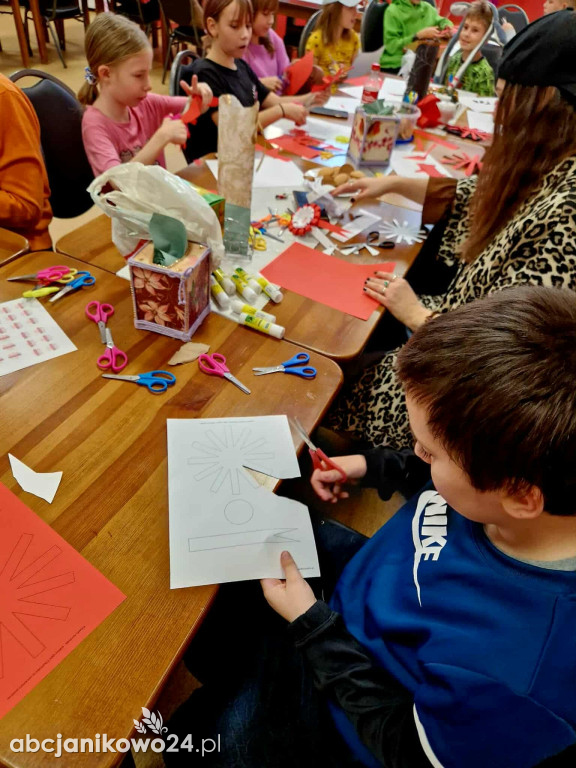 Janikowo. Kotyliony na Święto Niepodległości wykonane przez seniorów i dzieci