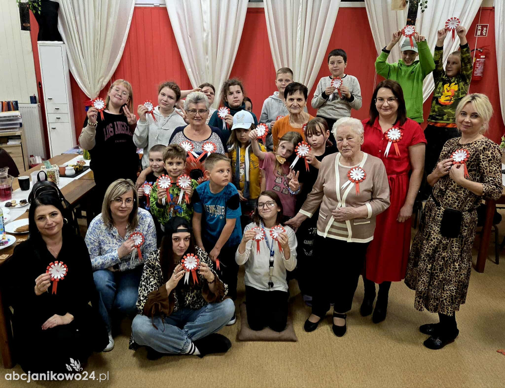 Janikowo. Kotyliony na Święto Niepodległości wykonane przez seniorów i dzieci