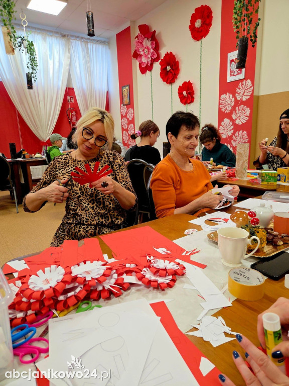 Janikowo. Kotyliony na Święto Niepodległości wykonane przez seniorów i dzieci