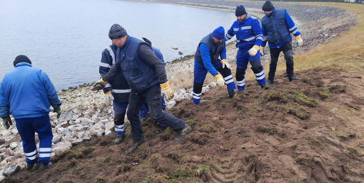 Zakończono prace na zaporze bocznej w Kołudzie Małej [ZDJĘCIA]