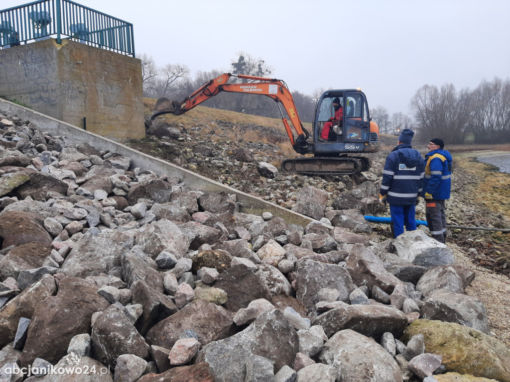 Zakończono prace na zaporze bocznej w Kołudzie Małej [ZDJĘCIA]
