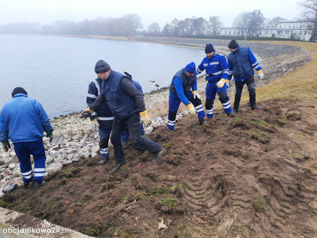 Zakończono prace na zaporze bocznej w Kołudzie Małej [ZDJĘCIA]