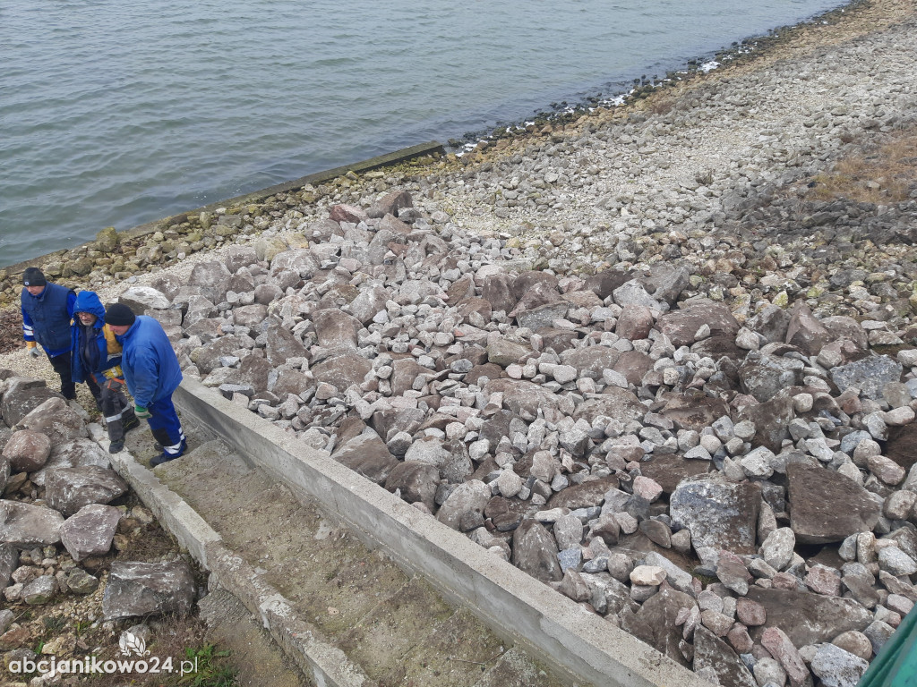 Zakończono prace na zaporze bocznej w Kołudzie Małej [ZDJĘCIA]