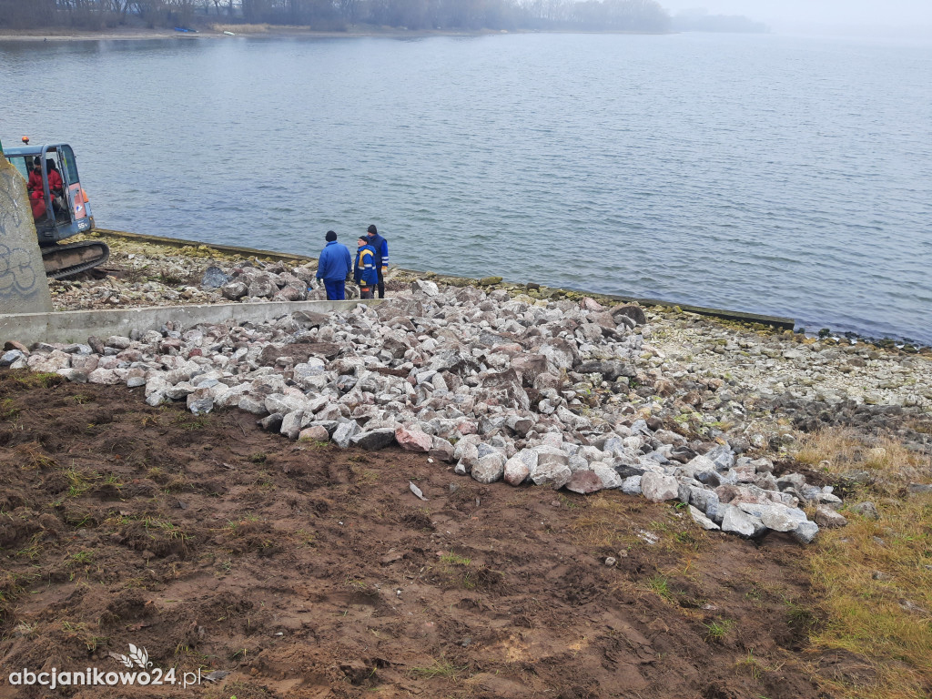 Zakończono prace na zaporze bocznej w Kołudzie Małej [ZDJĘCIA]