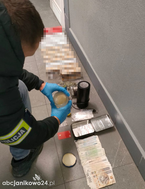 46-latek zatrzymany za znaczną ilość narkotyków i papierosów bez akcyzy