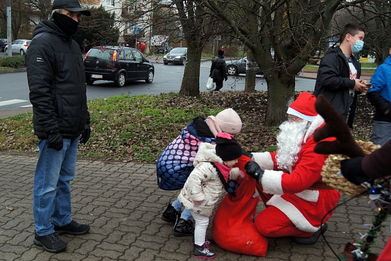 Mikołaj z wizytą na ulicach Janikowa