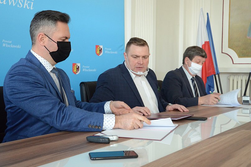Kolejna droga do przebudowy! Starosta podpisał umowę