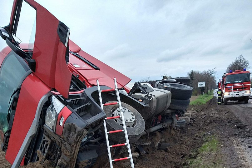  Ludzisko. Samochód ciężarowy z naczepą wypadł z jezdni i trafił do rowu [ZDJĘCIA]