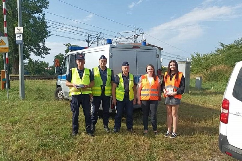 Wspólna akcja Policji i Kolei na przejeździe w Broniewicach
