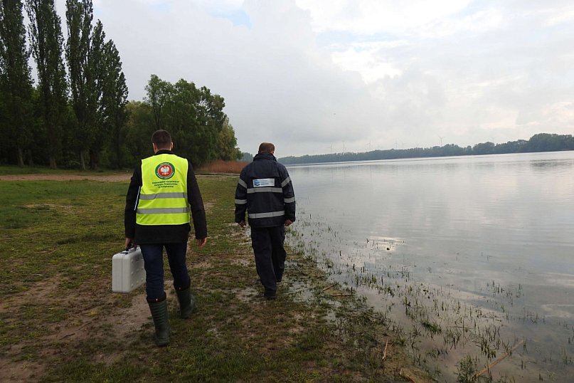 W jeziorze Pakoskim zmienił się kolor wody [ZDJĘCIA]