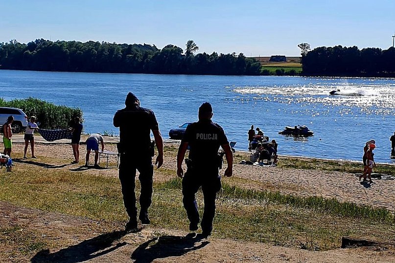Policjanci z Janikowa pełnią slużbę na Jeziorze Pakoskim