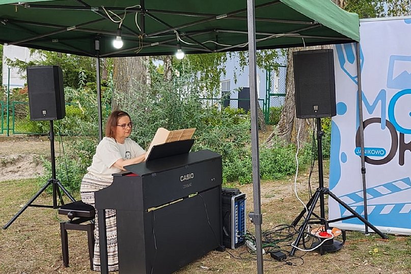 Niezapomniane chwile przy dźwiękach fortepianu na plaży w Janikowie