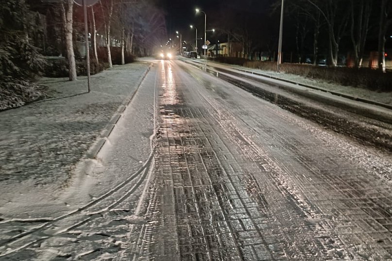 Zima zawitała do Janikowa. Trwa odśnieżanie