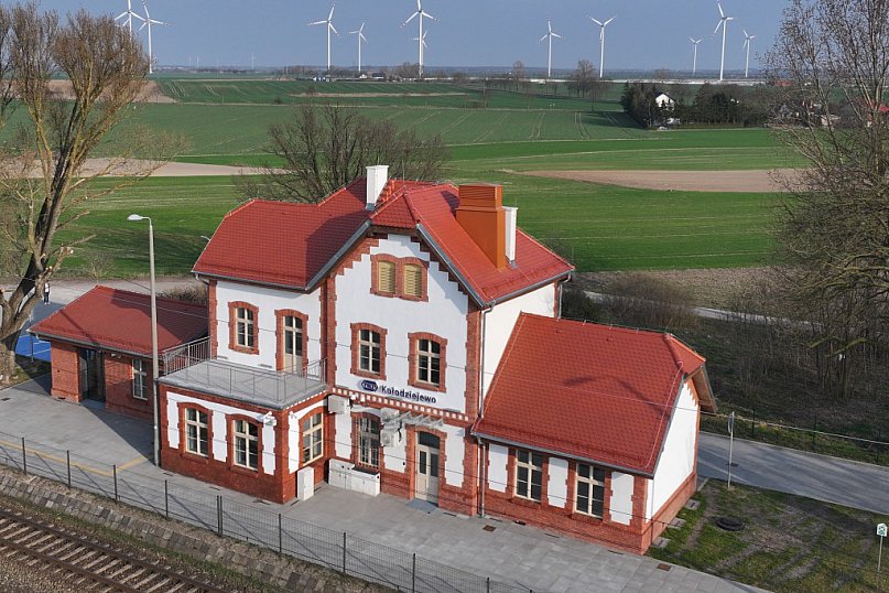 Zabytkowy dworzec w Kołodziejewie po remoncie ponownie otwarty dla podróżnych