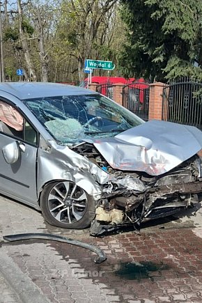 W Pakości doszło do groźnego wypadku drogowego z trzema pojazdami-371