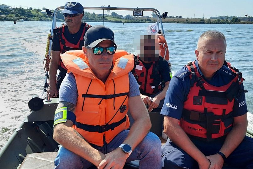 Służby zawsze pomocne na wodzie. Tak było na regatach w Łącku [FOTO]