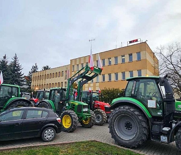 W Janikowie trwa protest rolników pod Urzędem Miejskim -6835