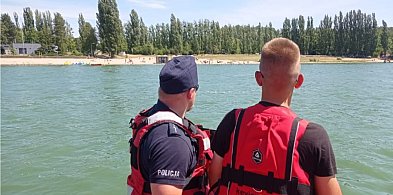Policjanci pełnili służbę na Jeziorze Pakoskim w Janikowie-11532