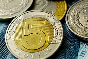 Setki tysięcy Polaków otrzymały nowe świadczenie. Co z resztą?-11567