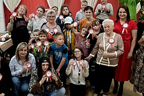 Janikowo. Kotyliony na Święto Niepodległości wykonane przez seniorów i dzieci-396