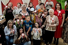 Janikowo. Kotyliony na Święto Niepodległości wykonane przez seniorów i dzieci-12446