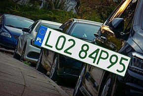 Tablice z zielonymi napisami na kolejnych autach. Nie chodzi o "elektryki"-12784