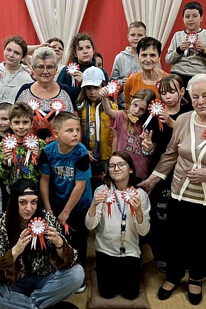 Janikowo. Kotyliony na Święto Niepodległości wykonane przez seniorów i dzieci-396