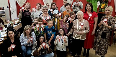 Janikowo. Kotyliony na Święto Niepodległości wykonane przez seniorów i dzieci-12446