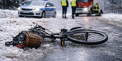 Śmierć 65-letniej rowerzystki. Wpadła w poślizg i przew
