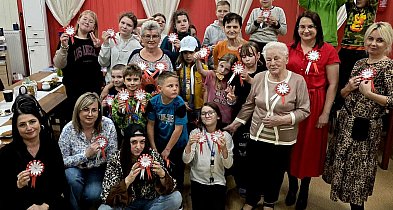 Janikowo. Kotyliony na Święto Niepodległości wykonane przez seniorów i dzieci-12446