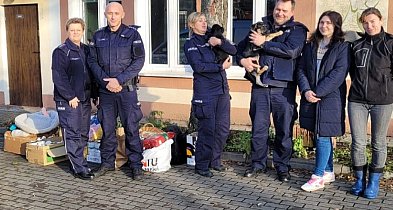 „Pomagamy i chronimy” również zwierzęta. Policjanci włączyli się w zbiórkę-12668