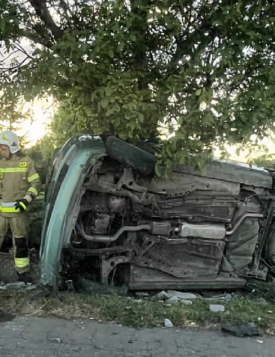 BALICE:  Samochód uderzył w drzewo i ogrodzenie-11859