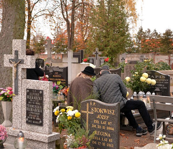Savoir-vivre na 1 listopada. Jak się zachować podczas wizyty na cmentarzu?-12364