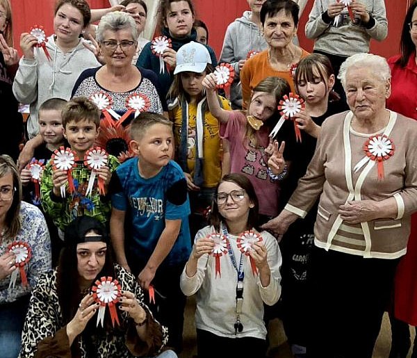 Janikowo. Kotyliony na Święto Niepodległości wykonane przez seniorów i dzieci-12446