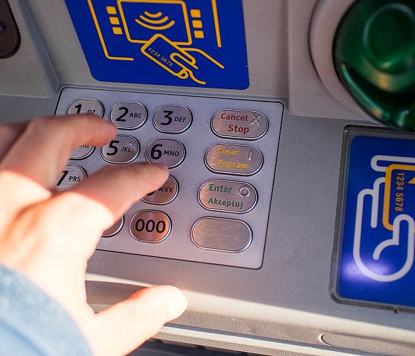Duże zmiany w wypłacaniu gotówki. Bankomaty odchodzą do przeszłości-12605