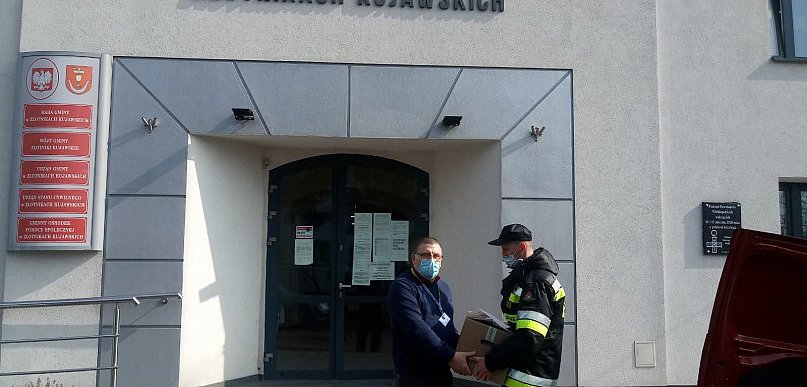 Strażacy dostarczają ulotki propagujące wiedzę na temat profilaktyki i szczepień p