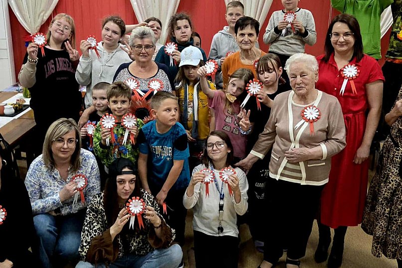 Janikowo. Kotyliony na Święto Niepodległości wykonane przez seniorów i dzieci