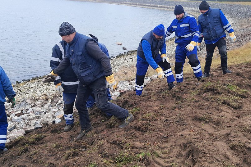Zakończono prace na zaporze bocznej w Kołudzie Małej [ZDJĘCIA]