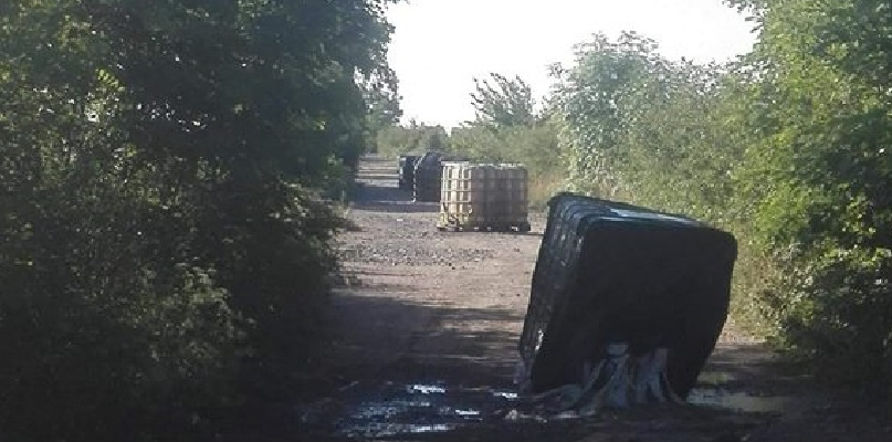 Prawdziwa bomba ekologiczna podrzucona między Markowicami a Ludziskiem [FOTO]