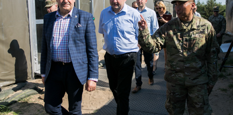 Marszałek i przewodniczący sejmiku z wizytą w Camp Destroyer