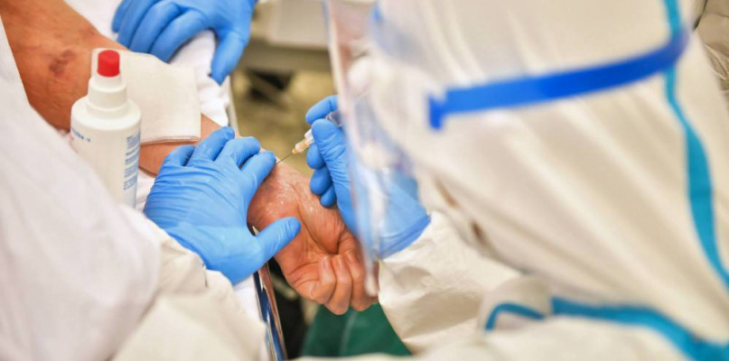 Ministerstwo Zdrowia: 7624 nowe zakażenia koronawirusem, zmarło 341 osób